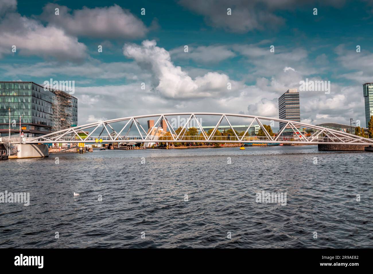 Amsterdam, T.-N. - 11 octobre 2021 : pont moderne vers le musée des sciences Nemo d'Amsterdam, T.-N. Banque D'Images