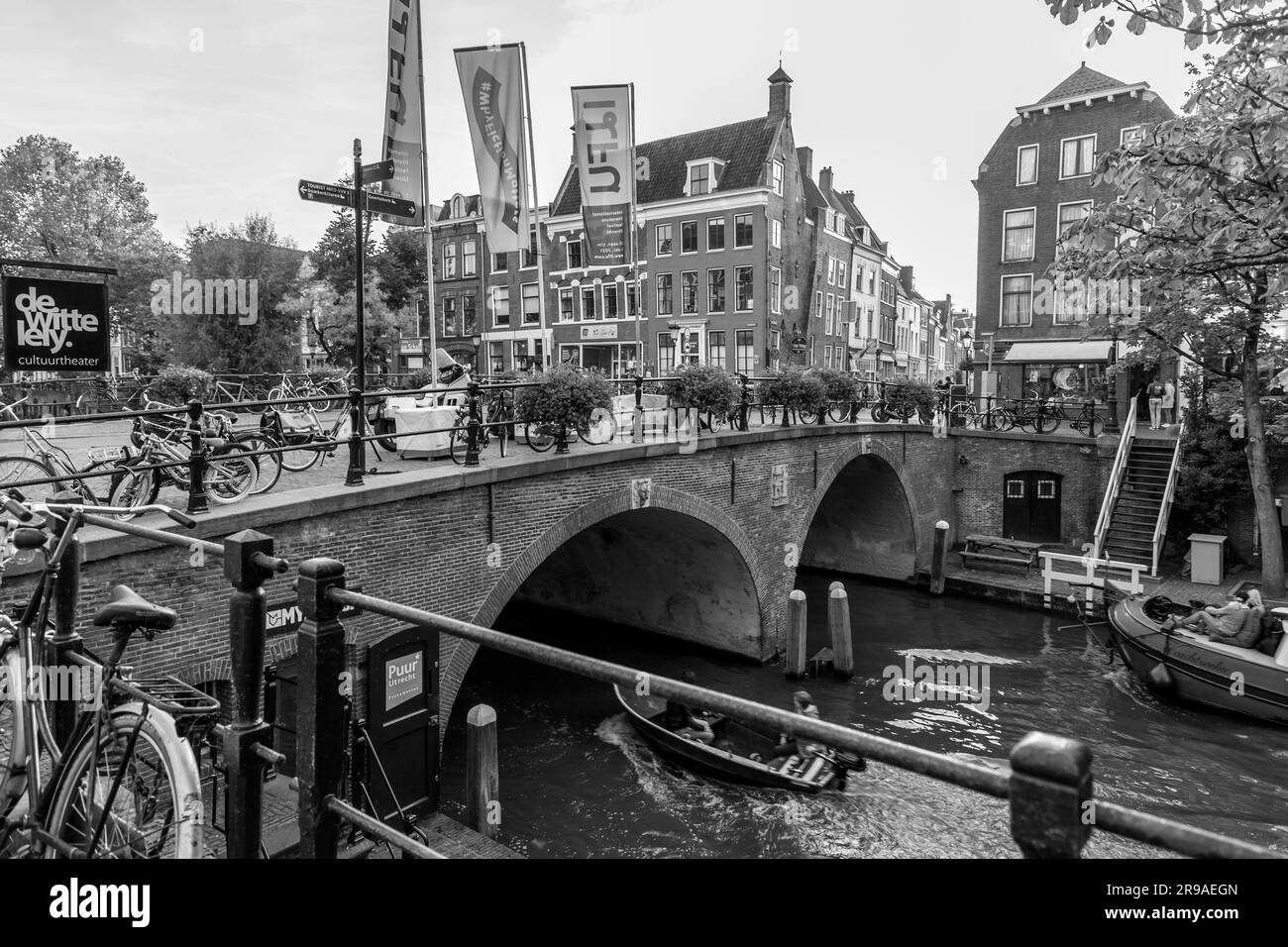 Utrecht, NL - OCT 9, 2021: Bâtiments traditionnels hollandais et vue sur la rue autour des beaux canaux de la ville d'Utrecht, province d'Utrecht des pays-Bas Banque D'Images