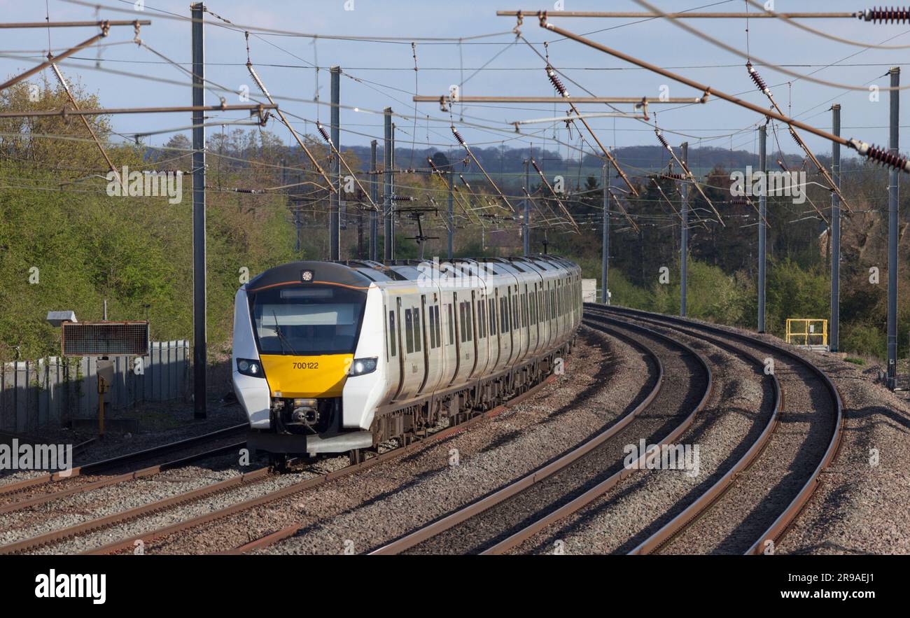 Train électrique Govia Thameslink classe 700 sur la ligne principale Midland 4 voies passant par Ampthill, Bedfordshire Banque D'Images