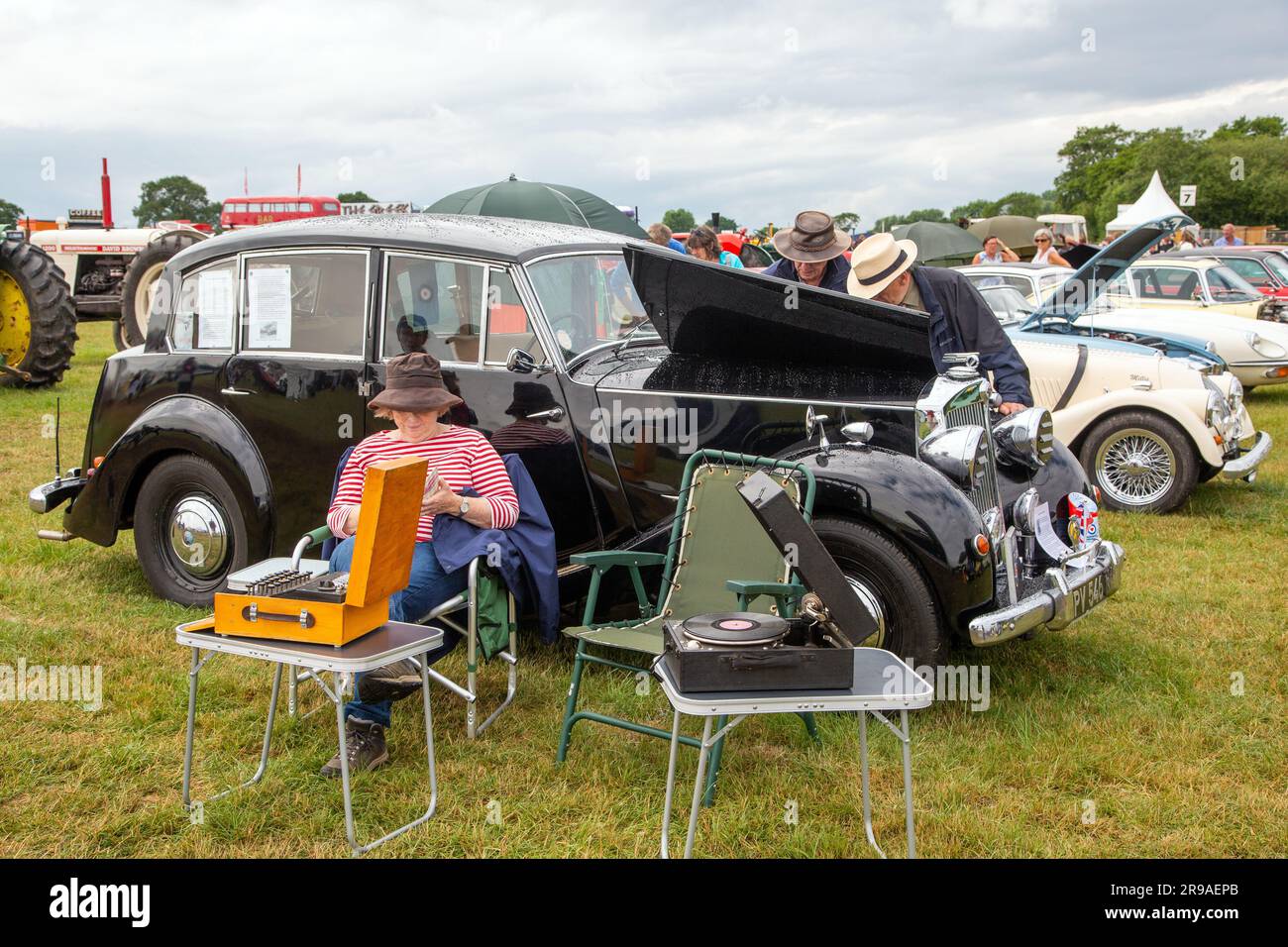 Les exposants du salon Royal Cheshire 2023 présentent leur voiture classique vintage de 1951Triumph ainsi qu'un gramophone d'époque et une machine énigme Banque D'Images