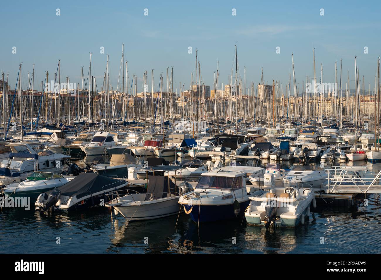 Vue sur le Vieux Port de Marseille avec ses bateaux à l'avant. Banque D'Images