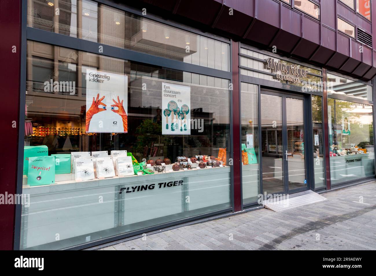 Rotterdam, pays-Bas - 10 octobre 2021: Fenêtre et signalisation du magasin de variété Flying Tiger à Rotterdam. Flying Tiger est une marque danoise avec des succursales Banque D'Images
