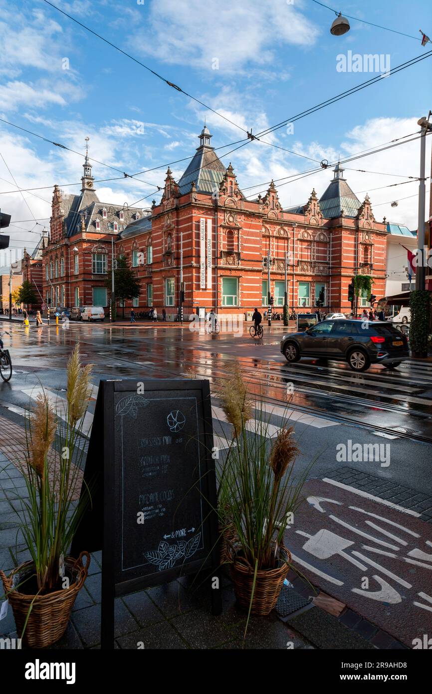 Amsterdam, pays-Bas - 12 octobre 2021: Musée Stedelijk Amsterdam ou le Musée Municipal Amsterdam est un musée d'art moderne, contemporain Banque D'Images