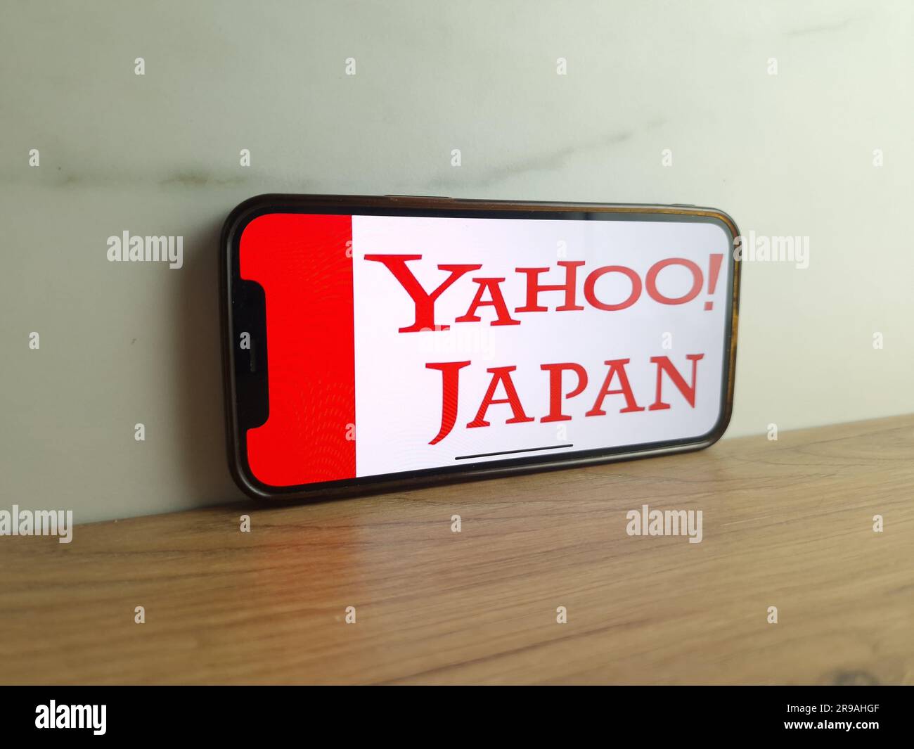 KONSKIE, Pologne - 24 juin 2023 : logo de Yahoo Japan Internet Company affiché sur l'écran du téléphone mobile Banque D'Images