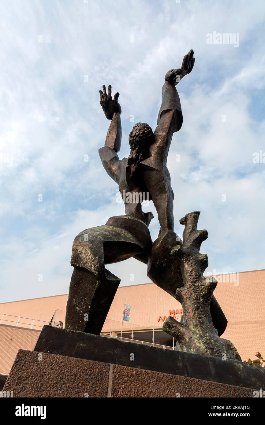 Rotterdam, NL - 10 octobre 2021 : la ville détruite est une sculpture commémorative en bronze commémorant le bombardement allemand de Rotterdam le 14 mai 1940, qui des Banque D'Images