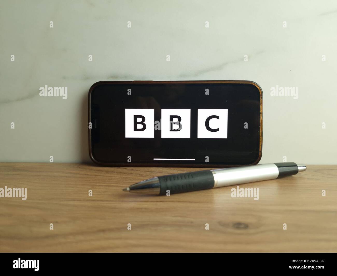 KONSKIE, Pologne - 24 juin 2023 : logo de la chaîne de télévision publique britannique de la BBC affiché sur l'écran du téléphone mobile Banque D'Images