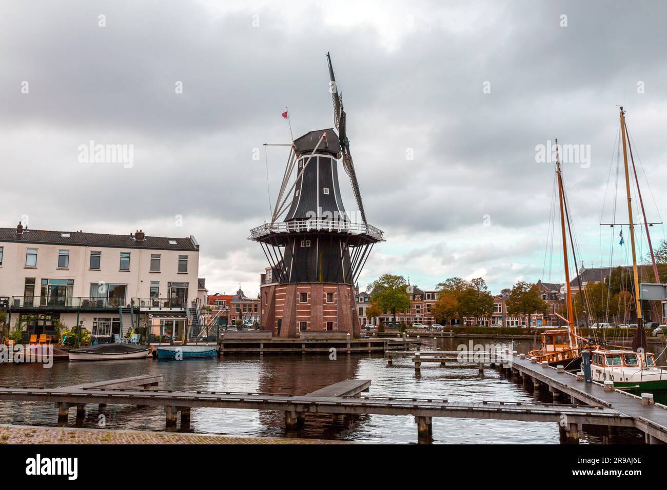 Amsterdam, pays-Bas - 14 octobre 2021: Molen de Adriaan ou Adrian moulins à vent à Haarlem, la capitale de la province de la Hollande du Nord, également un p Banque D'Images