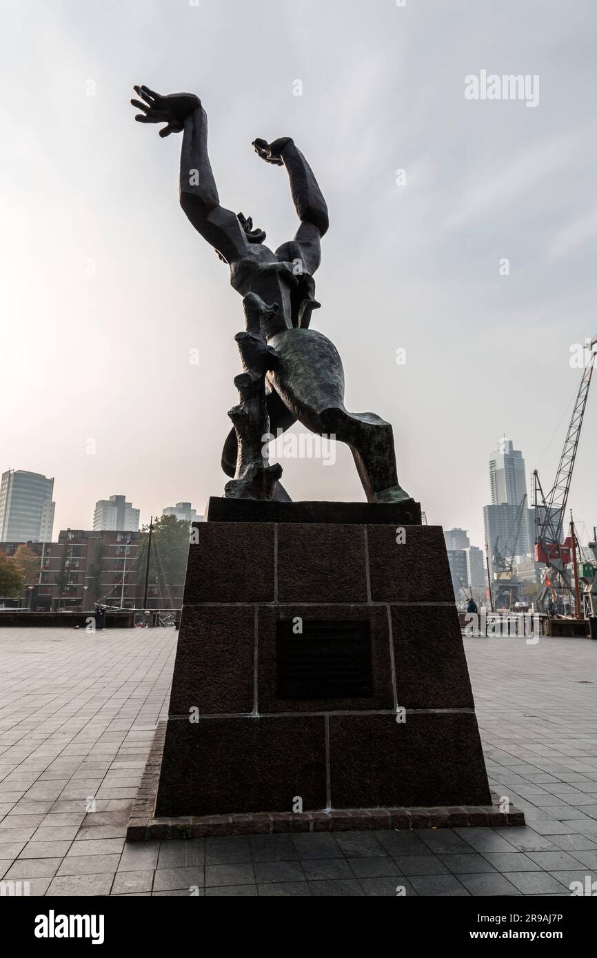 Rotterdam, NL - 10 octobre 2021 : la ville détruite est une sculpture commémorative en bronze commémorant le bombardement allemand de Rotterdam le 14 mai 1940, qui des Banque D'Images