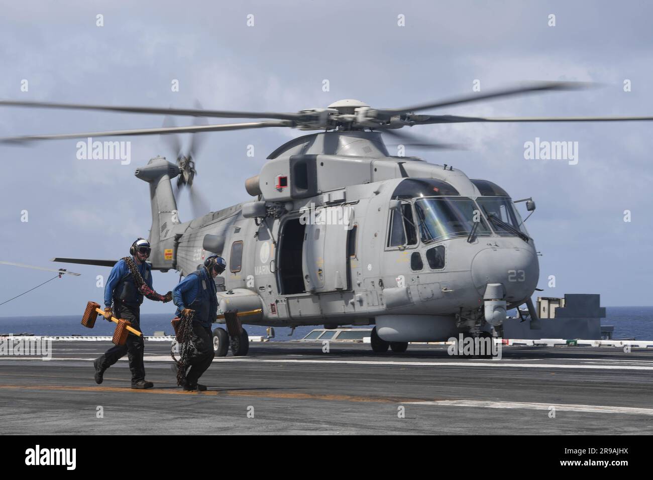 230623-N-EH898-1077 OCÉAN ATLANTIQUE. (23 juin 2023) Airman Caleb Melson, de Bakersfield, Californie, à gauche, Et Airman William Mannel, de Göteborg, Nebraska, prépare un hélicoptère de plaisance EH 101 attaché au troisième Escadron d'hélicoptères italiens pour le décollage sur le pont de vol à bord du porte-avions de classe Nimitz USS Dwight D. Eisenhower (CVN 69). Le Groupe de grève des transporteurs IKE est en cours dans l'océan Atlantique et participe à l'exercice de l'unité d'entraînement composite du Groupe de grève des transporteurs (COMPTUEX). COMPTUEX est un exercice intense de plusieurs semaines conçu Banque D'Images