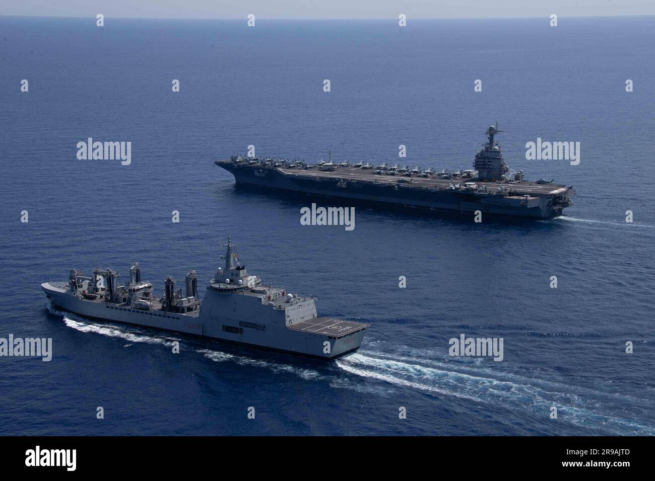 Le plus grand porte-avions USS Gerald R. Ford (CVN 78) de worldÕs vole ...