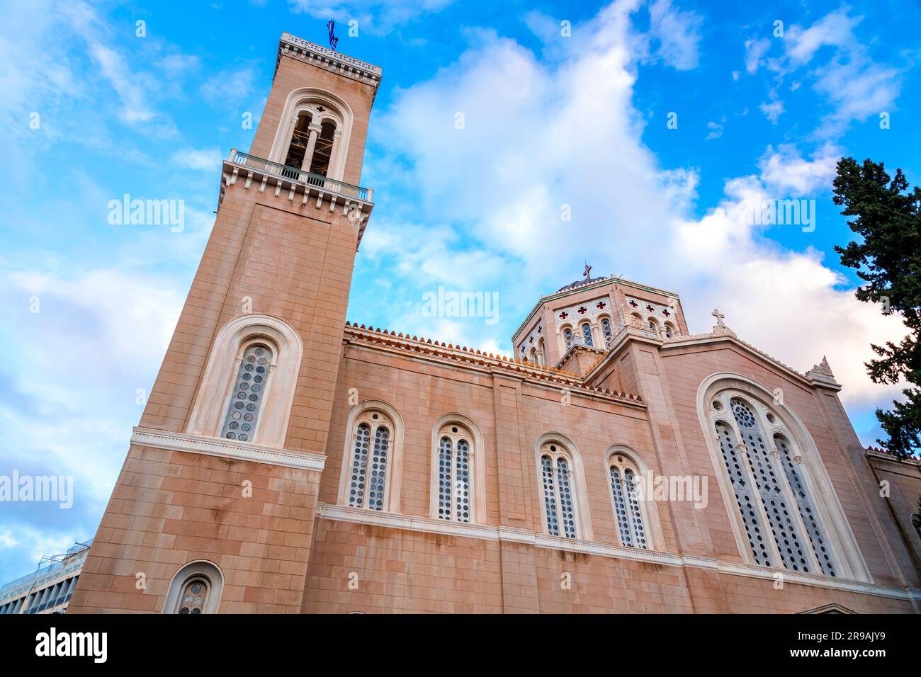 La cathédrale métropolitaine de l'Annonciation, connue sous le nom de Metropolis, est l'église de la cathédrale de l'archevêché d'Athènes et de toute la Grèce. Banque D'Images