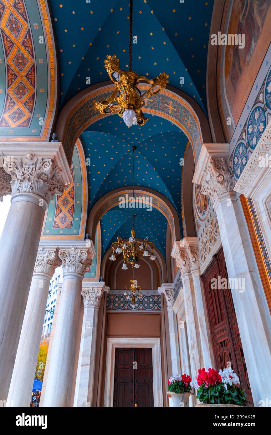 La cathédrale métropolitaine de l'Annonciation, connue sous le nom de Metropolis, est l'église de la cathédrale de l'archevêché d'Athènes et de toute la Grèce. Banque D'Images