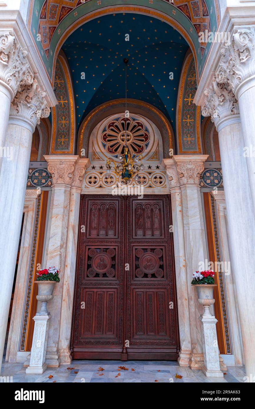 La cathédrale métropolitaine de l'Annonciation, connue sous le nom de Metropolis, est l'église de la cathédrale de l'archevêché d'Athènes et de toute la Grèce. Banque D'Images