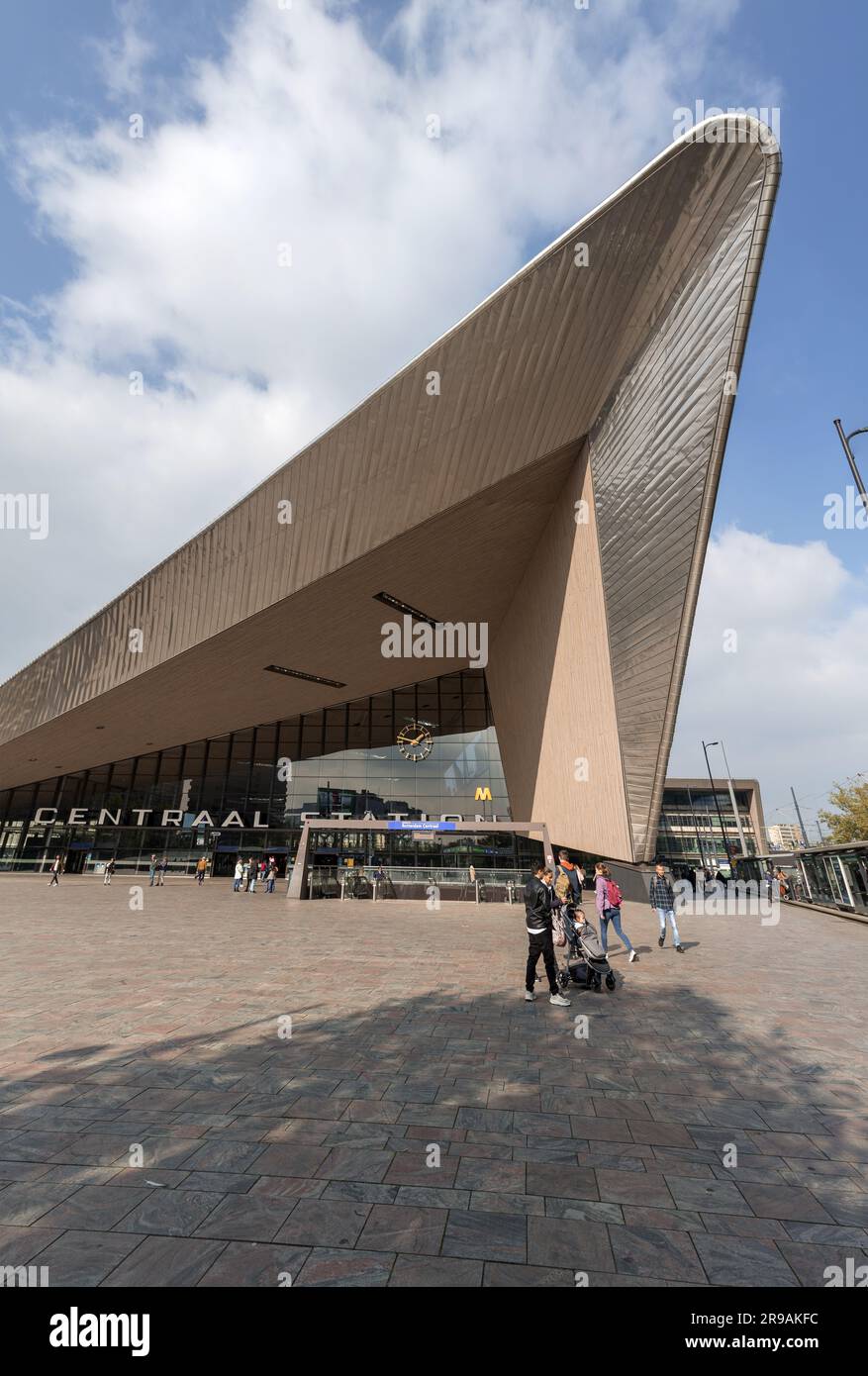 Rotterdam, pays-Bas - 10 octobre 2021: Vue extérieure de la gare centrale de Rotterdam, la gare principale de la ville de Rotterdam dans le sud de Hol Banque D'Images