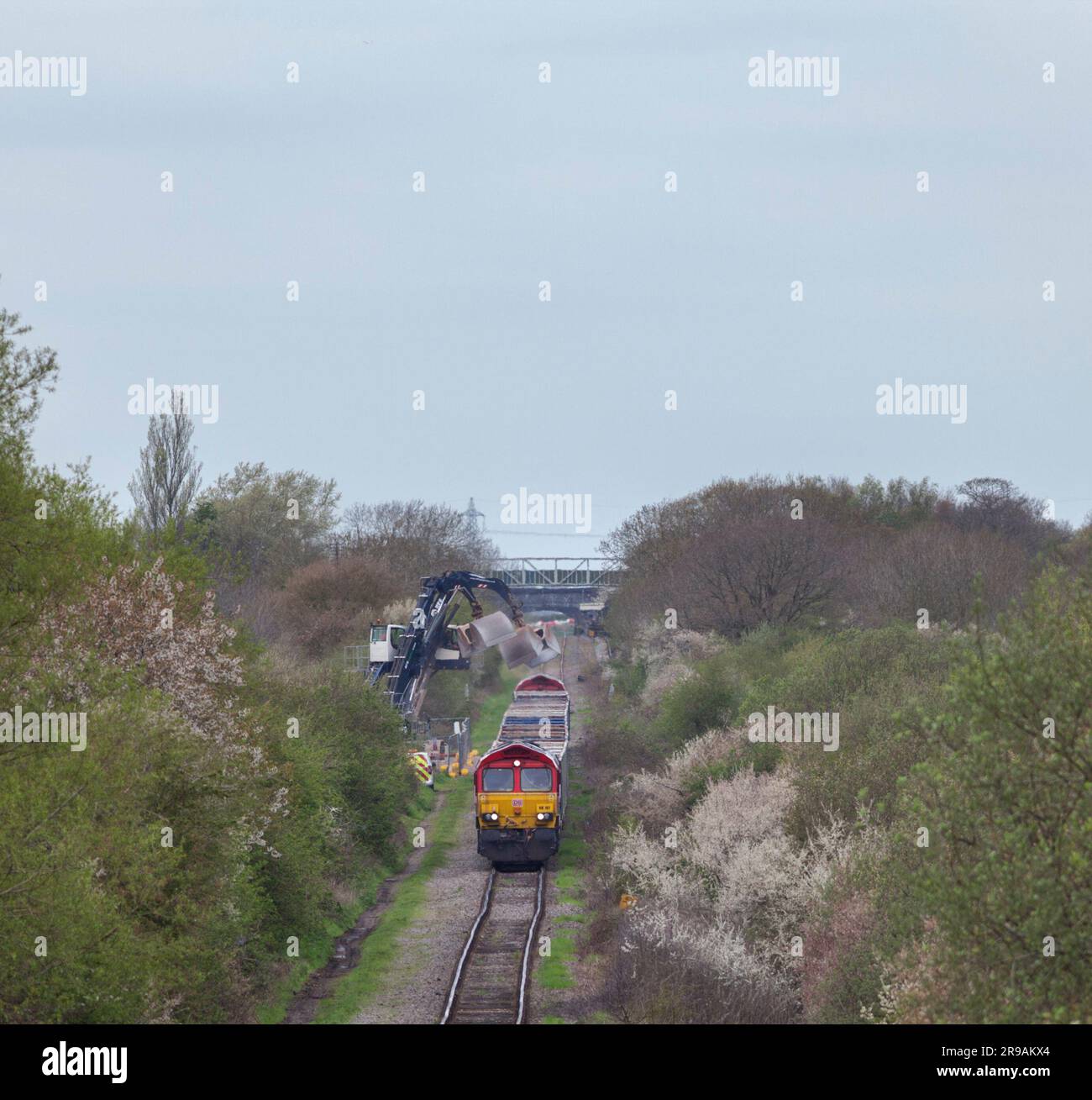 Déchargement de granulats pour la construction HS2 à Quaniton Railhead, Buckinghamshire. Le train est remorqué par le haut et la queue de DB cargo classe 66 Banque D'Images