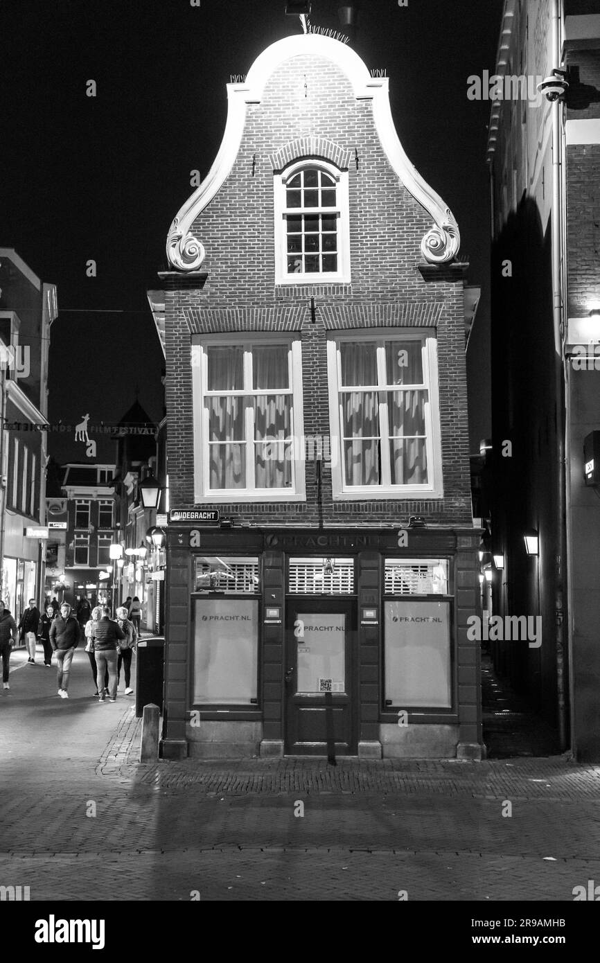 Utrecht, NL - OCT 9, 2021: Vue sur la rue la nuit et les bâtiments traditionnels hollandais dans le centre historique de la ville d'Utrecht - capitale et la plus populeuse de celle-ci Banque D'Images