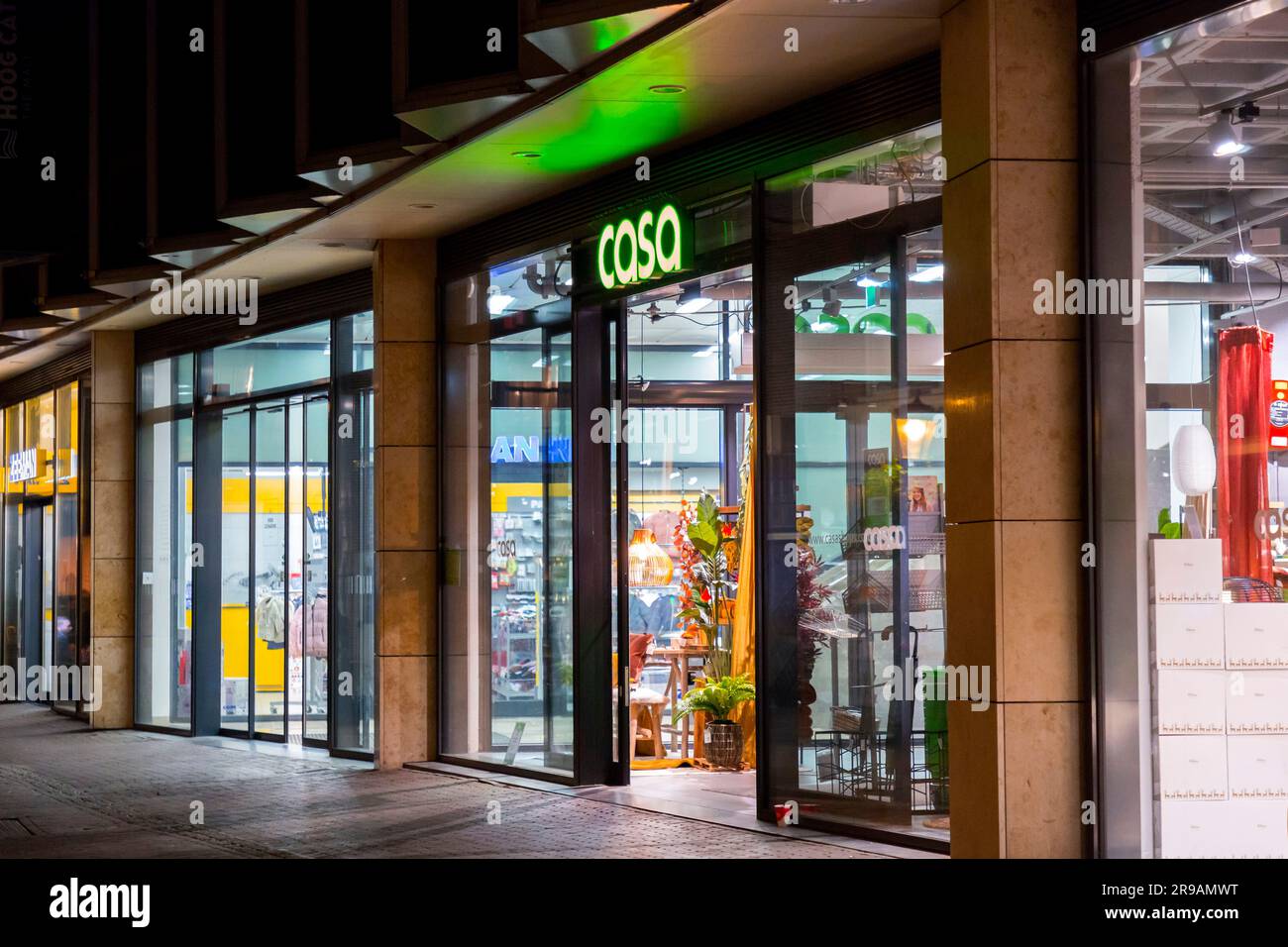 Utrecht, NL - OCT 9, 2021: Casa Store à l'intérieur de la galerie marchande Hoog Catherijne à Utrecht, pays-Bas. Casa est un magasin de décoration. Banque D'Images Utrecht, NL - OCT 9, 2021: Casa Store à l'intérieur de la galerie marchande Hoog Catherijne à Utrecht, pays-Bas. Casa est un magasin de décoration. Banque D'Images