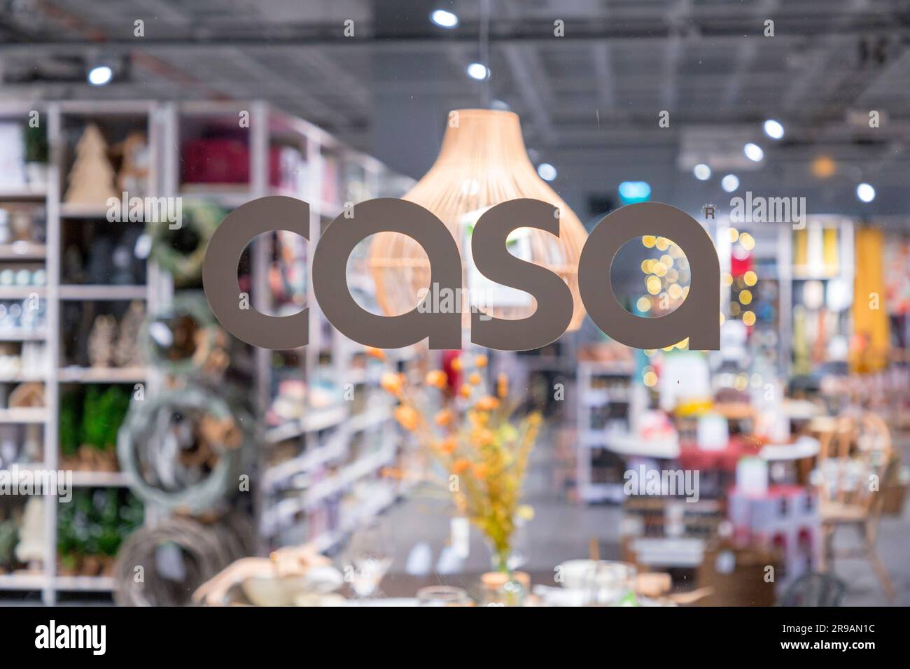 Utrecht, NL - OCT 9, 2021: Casa Store à l'intérieur de la galerie marchande Hoog Catherijne à Utrecht, pays-Bas. Casa est un magasin de décoration. Banque D'Images Utrecht, NL - OCT 9, 2021: Casa Store à l'intérieur de la galerie marchande Hoog Catherijne à Utrecht, pays-Bas. Casa est un magasin de décoration. Banque D'Images