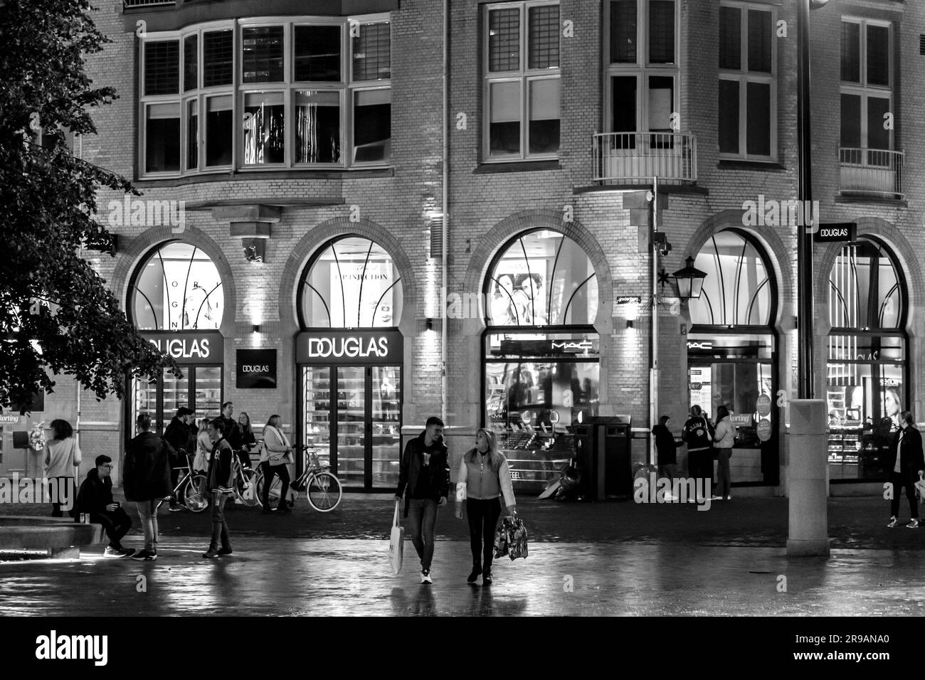Utrecht, NL - OCT 9, 2021: Vue sur la rue la nuit et les bâtiments traditionnels hollandais dans le centre historique de la ville d'Utrecht - capitale et la plus populeuse de celle-ci Banque D'Images