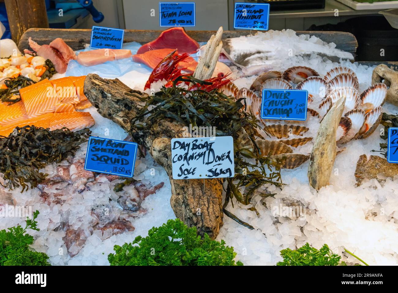 Poissons, fruits de mer et crustacés à vendre sur un marché de Londres Banque D'Images