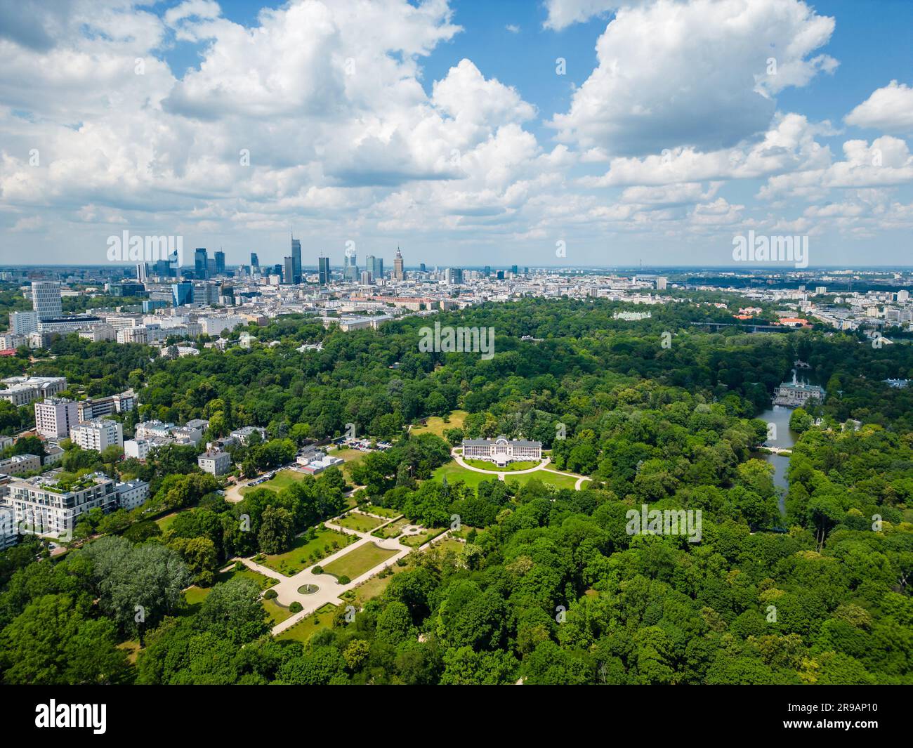 Centre-ville de Varsovie et parc Lazienki d'en haut, paysage aérien Banque D'Images