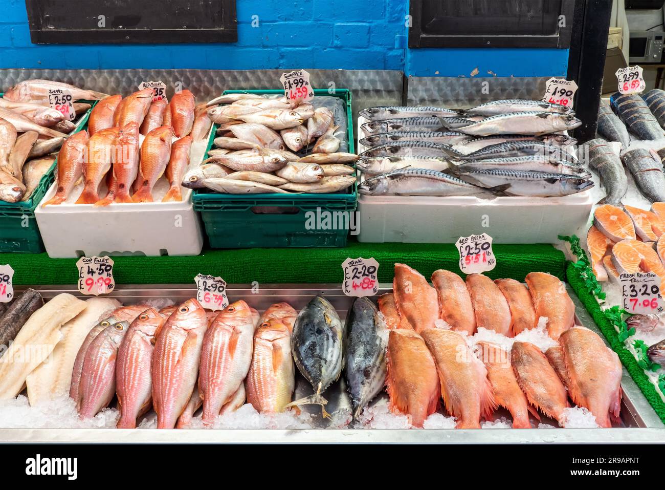 Rouget, vivaneaux et d'autres poissons pour la vente à un marché à Brixton, Londres Banque D'Images