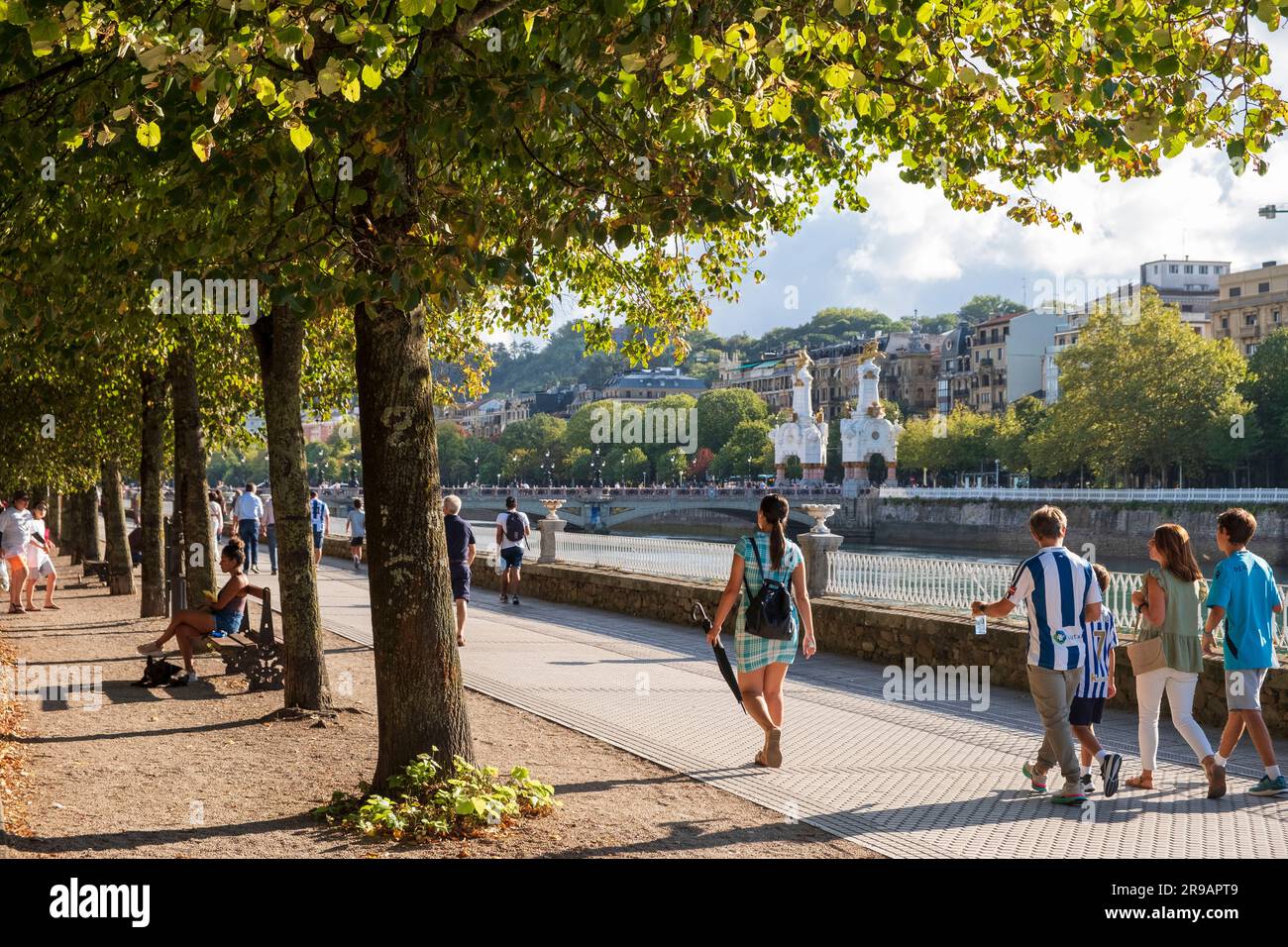 Parc et promenade piétonne le long de la rivière Urumea, Donostia–San Sebastián, Basque, Espagne Banque D'Images