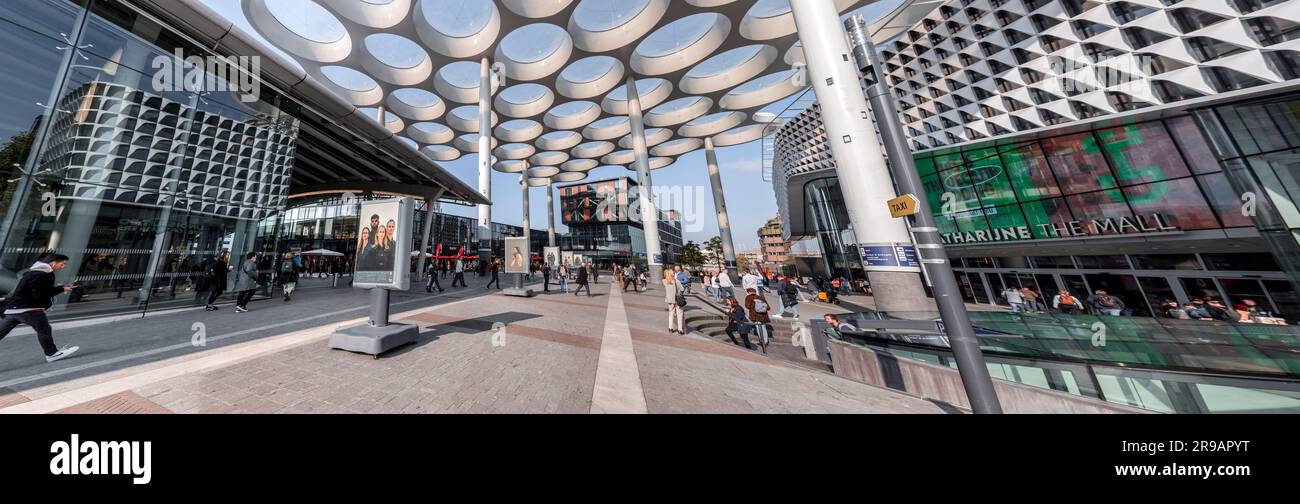 Utrecht, NL - OCT 9, 2021: La gare centrale d'Utrecht est le centre de transit qui intègre deux pistes cyclables, deux stations de bus, deux arrêts de tramway et le c Banque D'Images