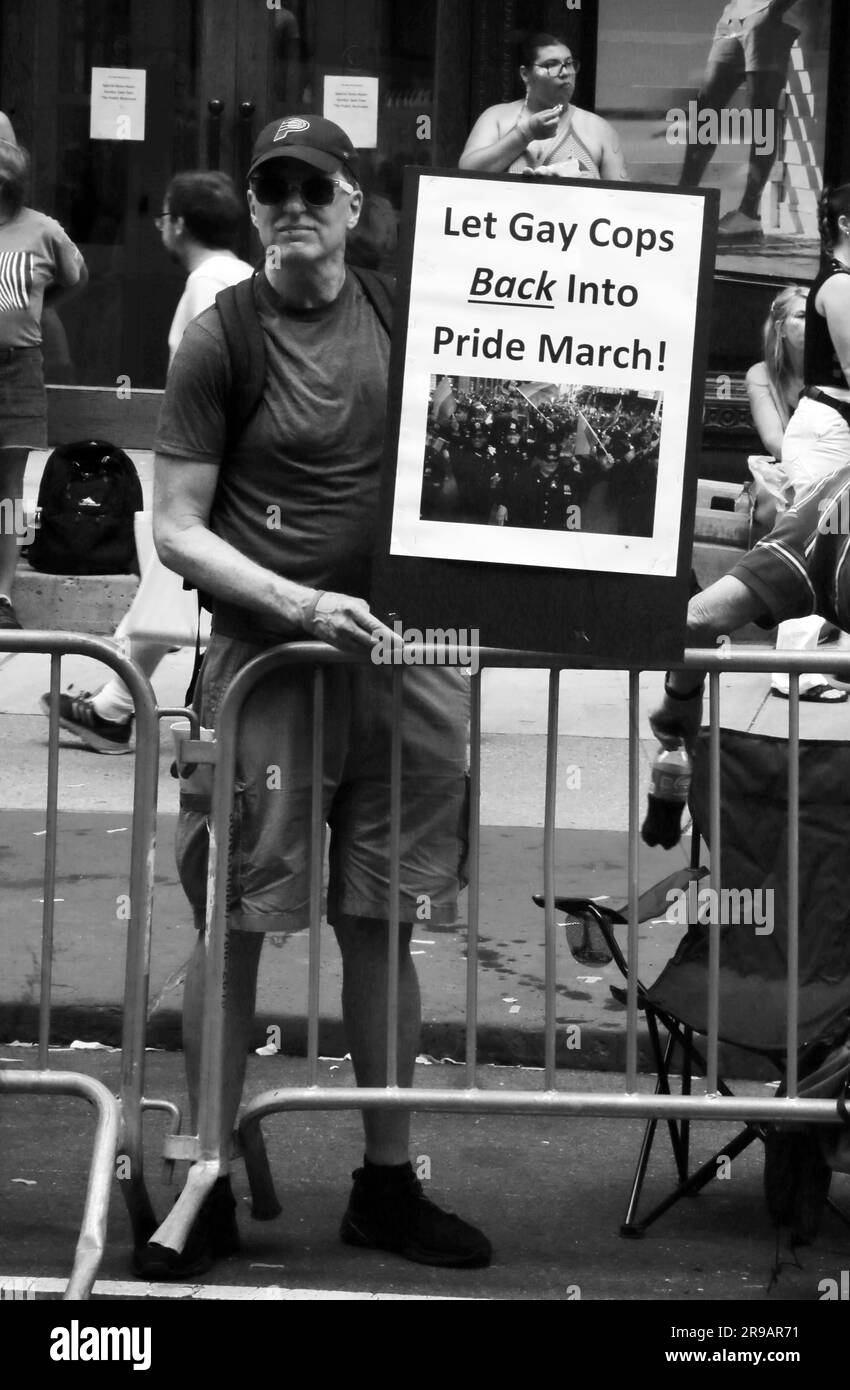 NEW YORK, NY- 25 juin : les visuels comme la parade annuelle 54th de la fierté de la ville de New York commence le long de la Cinquième Avenue pour des milliers de partisans LGBTQIA célébrant la libération et les affirmations. En présence, divers élus, comme la Gouverneure générale de l'État de New York Kathy Hochul et le maire de New York Eric Adams, à propos de 25 juin 2023, dans la ville de ne York. Chris Moore/MediaPunch Banque D'Images