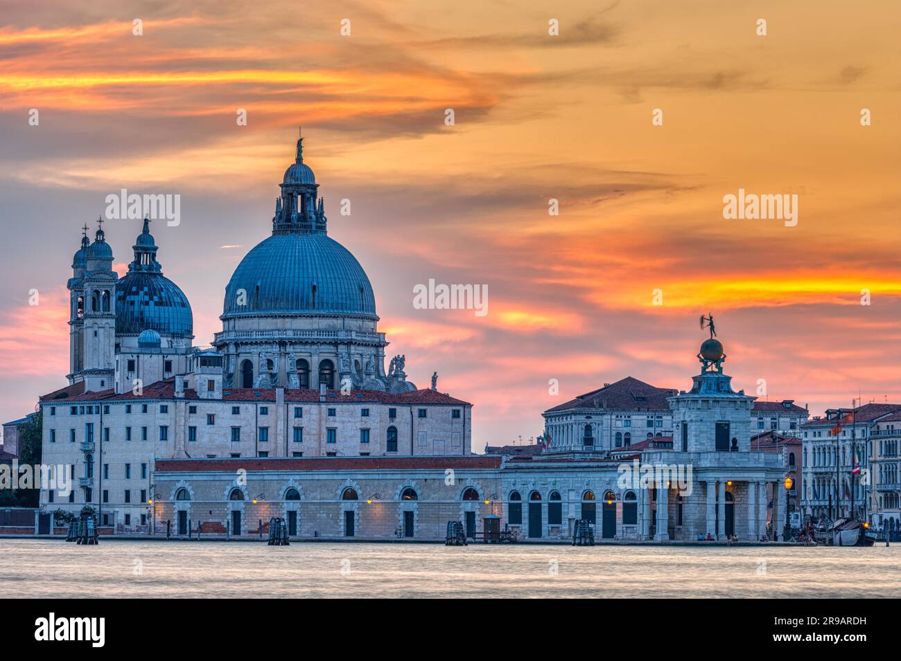 La basilique Di Santa Maria Della Salute à Venise pendant un coucher de soleil spectaculaire Banque D'Images