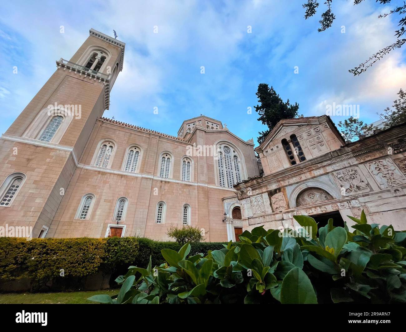 La cathédrale métropolitaine de l'Annonciation, connue sous le nom de Metropolis, est l'église de la cathédrale de l'archevêché d'Athènes et de toute la Grèce. Banque D'Images
