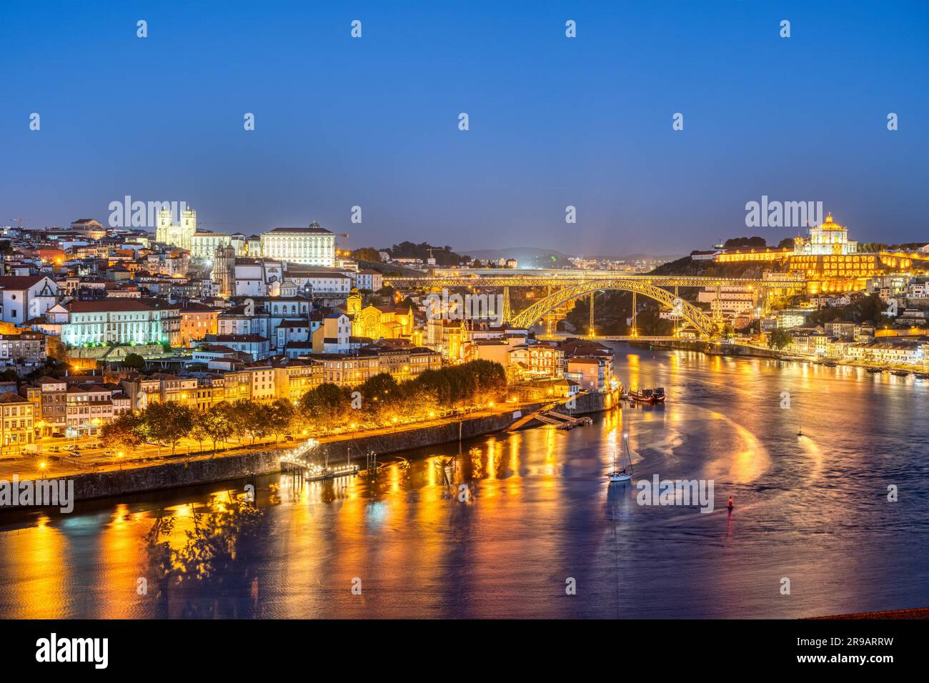 Vue sur Porto et le Douro la nuit Banque D'Images