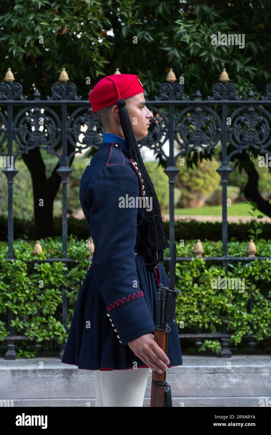 Athènes, Grèce - 24 novembre 2021 : jeunes Evzones en formation à l'arrière de la place Syntagma. Evzones sont les gardes présidentielles grecques nationales. Banque D'Images