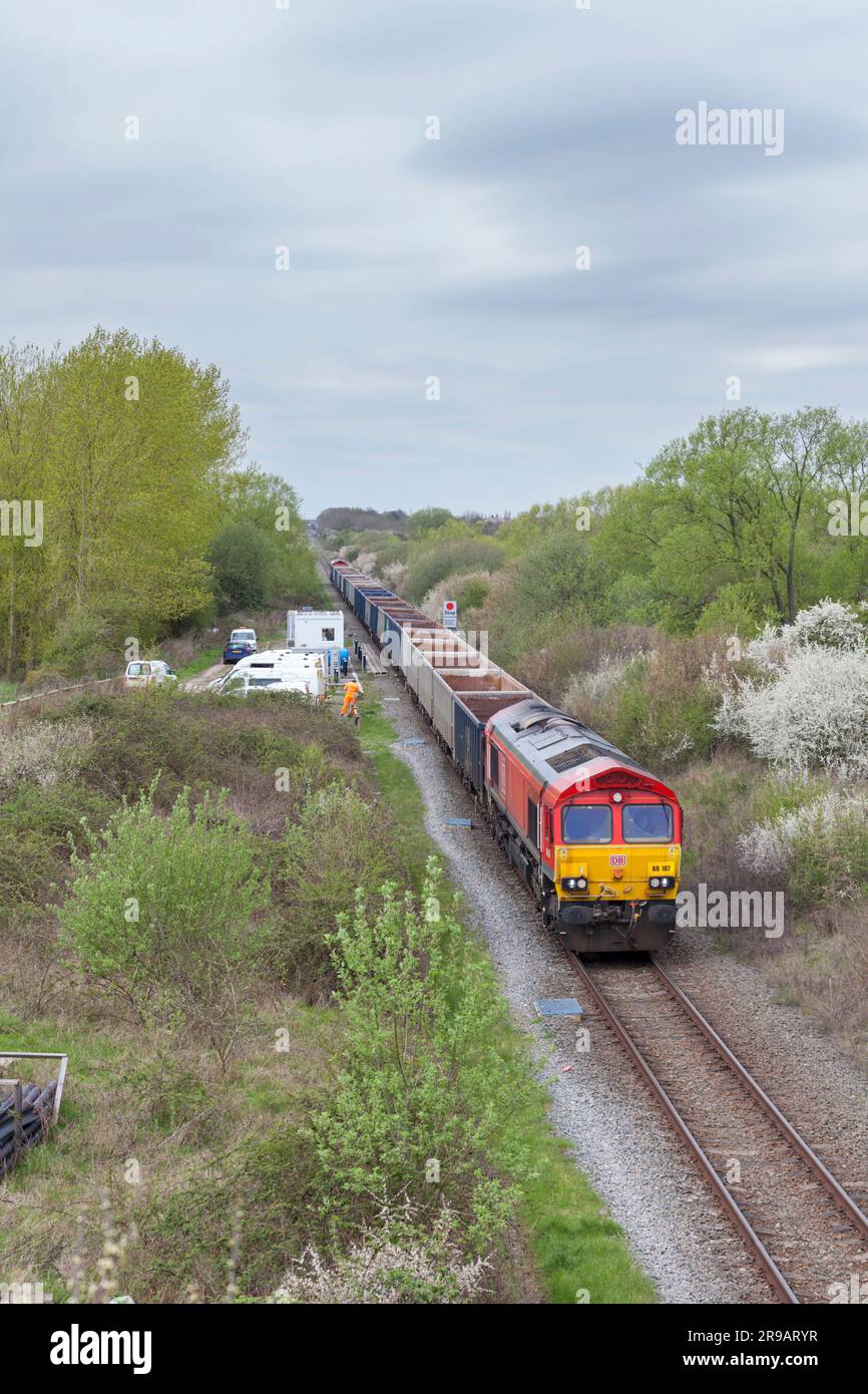 DB Cargo Rail UK locomotive diesel de classe 66 transportant un train de wagons de granulats vides loin du terminal de construction HS2 à Quainton Railhead Banque D'Images