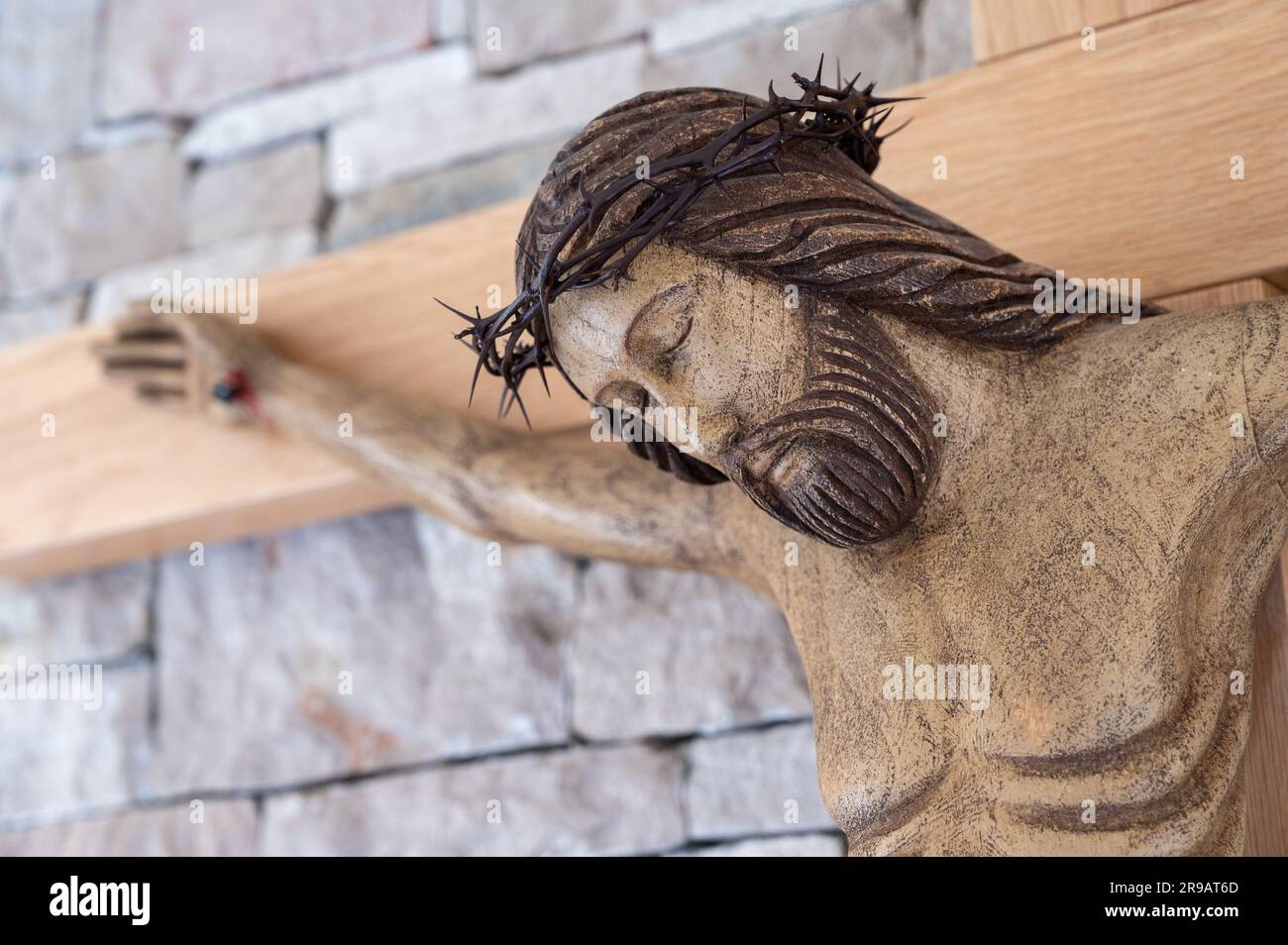 Jésus sur la croix dans une chapelle communautaire. Banque D'Images Jésus sur la croix dans une chapelle communautaire. Banque D'Images