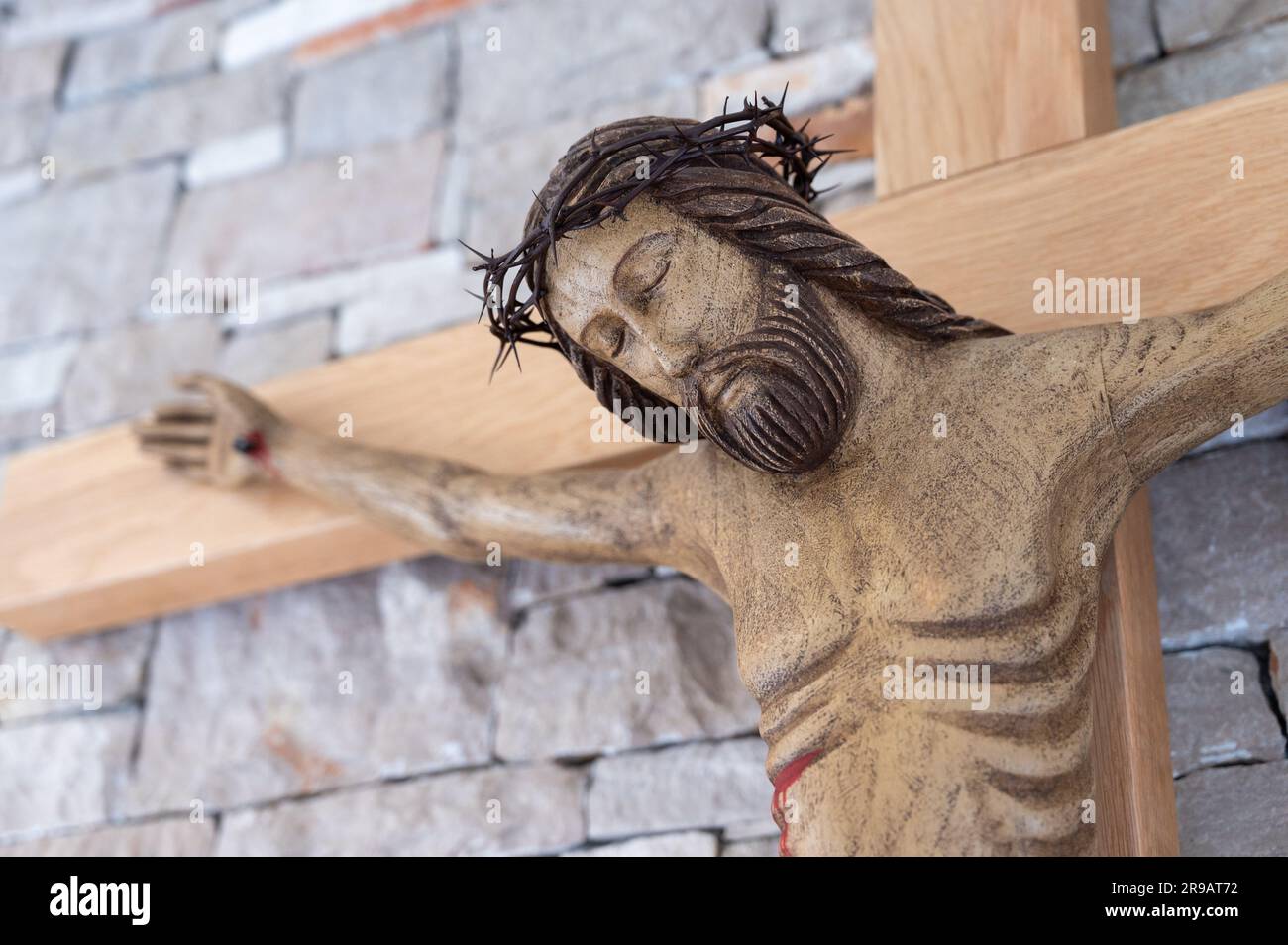 Jésus sur la croix dans une chapelle communautaire. Banque D'Images Jésus sur la croix dans une chapelle communautaire. Banque D'Images