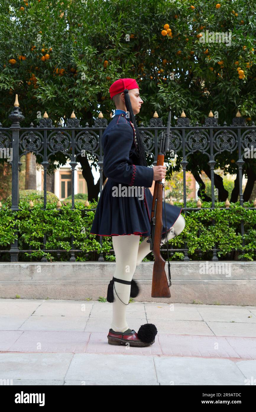 Athènes, Grèce - 24 novembre 2021 : jeunes Evzones en formation à l'arrière de la place Syntagma. Evzones sont les gardes présidentielles grecques nationales. Banque D'Images