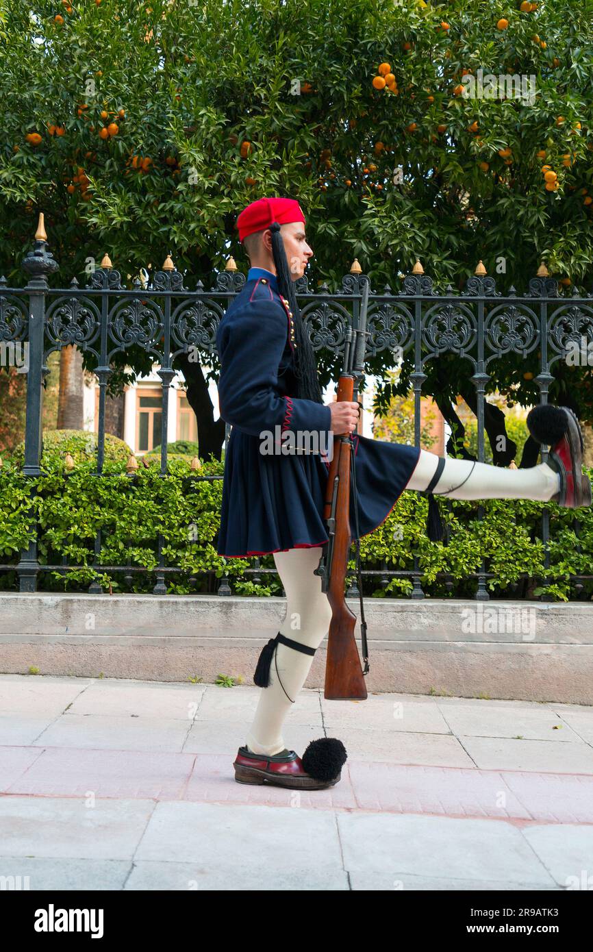 Athènes, Grèce - 24 novembre 2021 : jeunes Evzones en formation à l'arrière de la place Syntagma. Evzones sont les gardes présidentielles grecques nationales. Banque D'Images