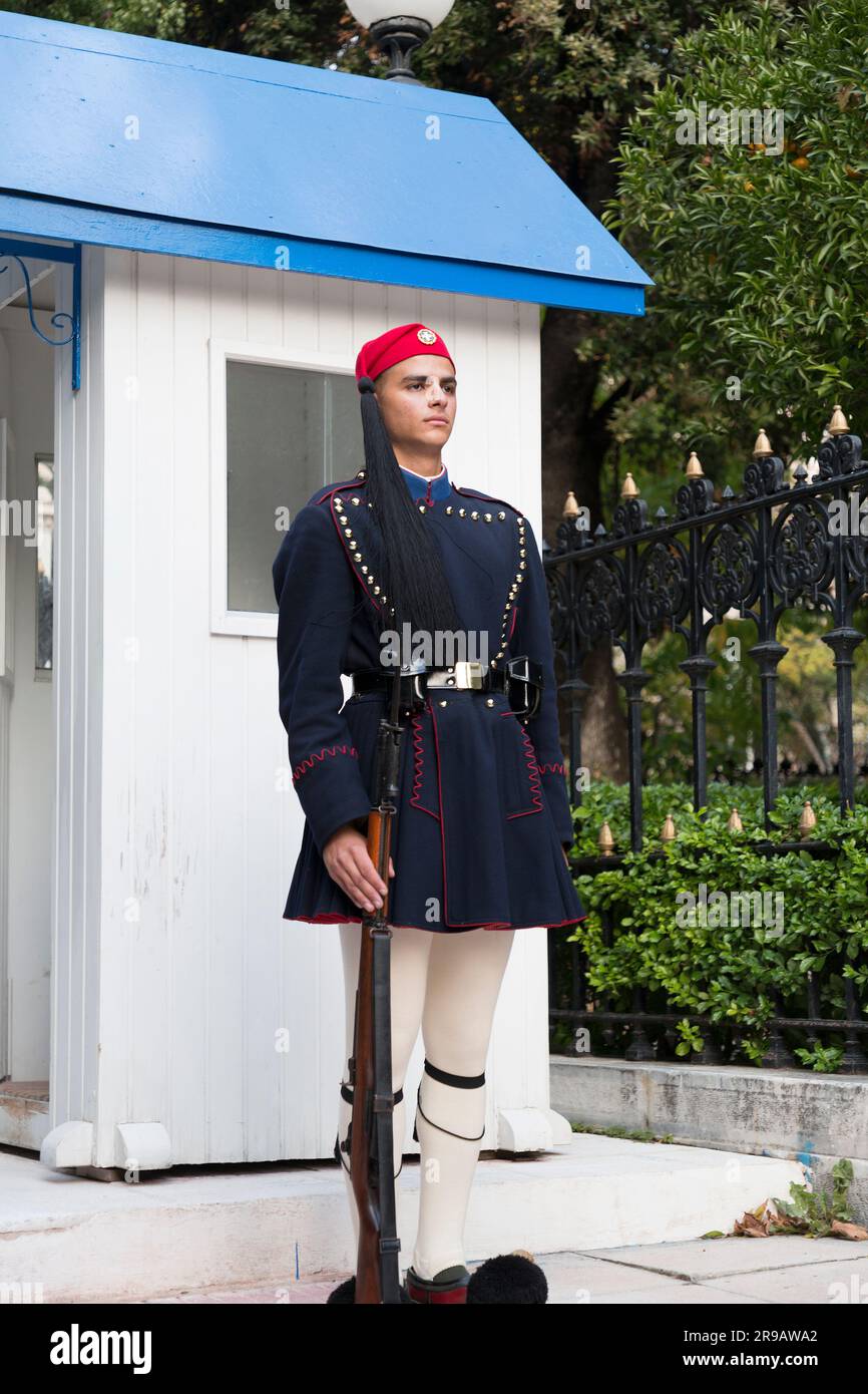 Athènes, Grèce - 24 novembre 2021 : jeunes Evzones en formation à l'arrière de la place Syntagma. Evzones sont les gardes présidentielles grecques nationales. Banque D'Images