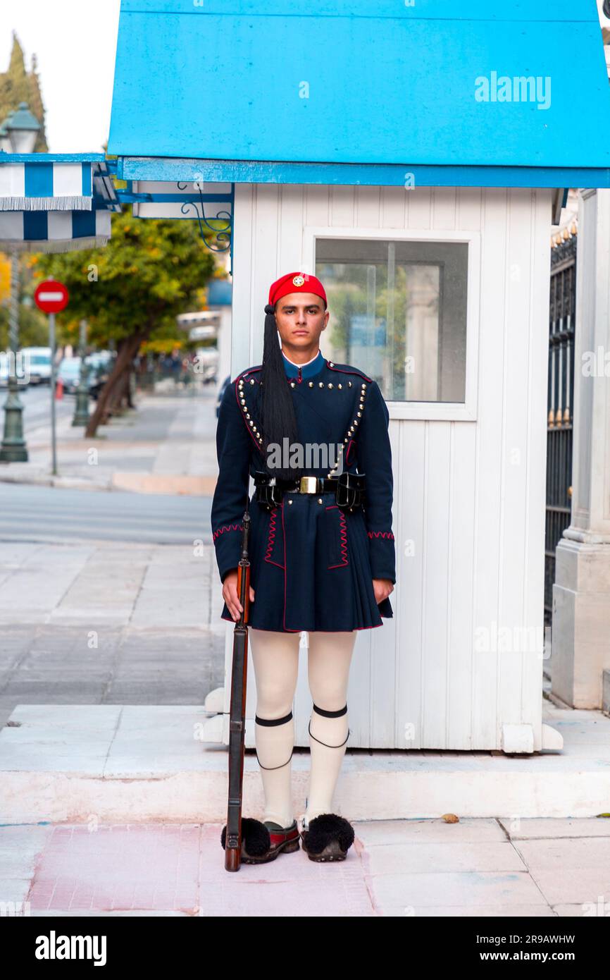 Athènes, Grèce - 24 novembre 2021 : jeunes Evzones en formation à l'arrière de la place Syntagma. Evzones sont les gardes présidentielles grecques nationales. Banque D'Images