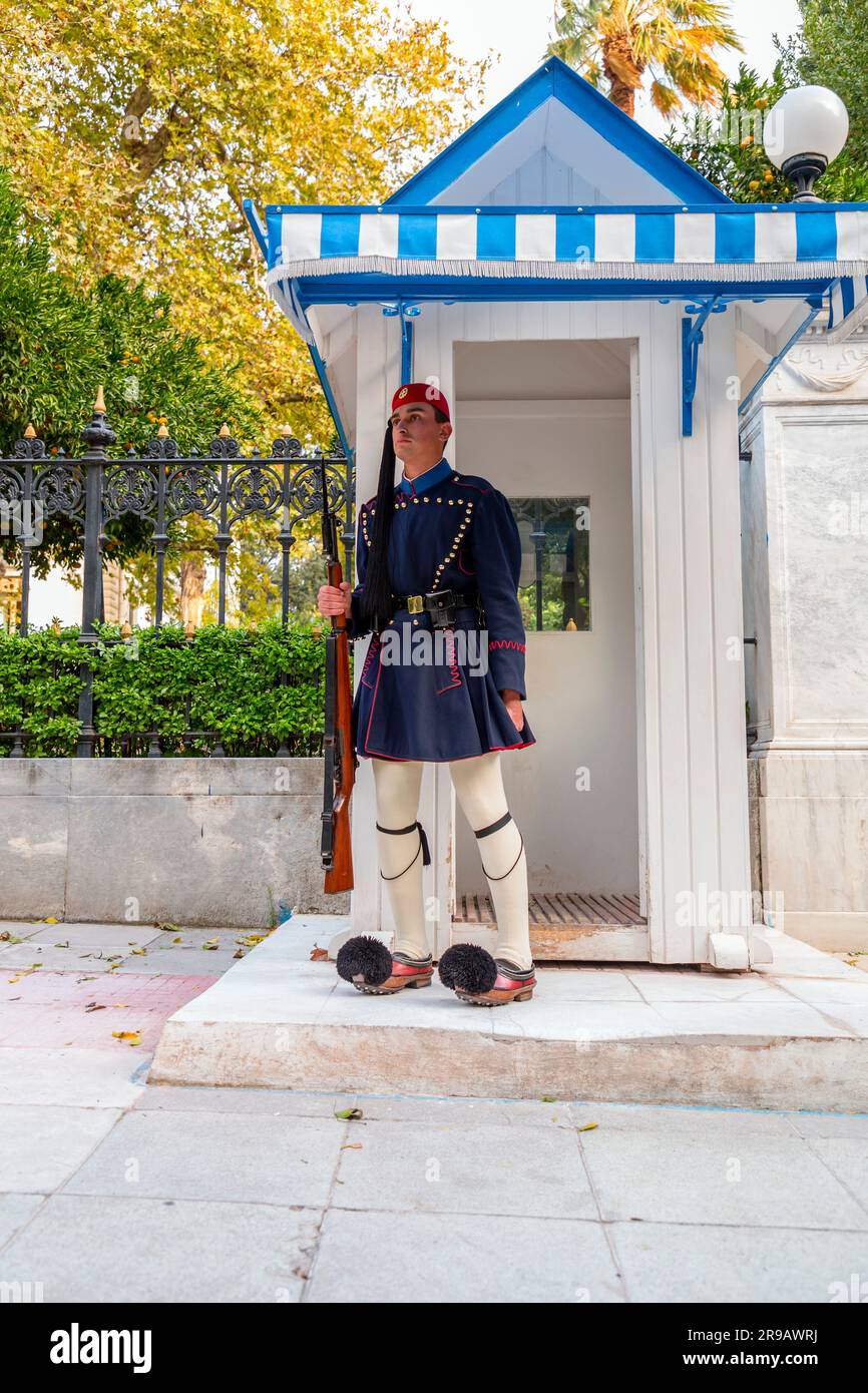 Athènes, Grèce - 24 novembre 2021 : jeunes Evzones en formation à l'arrière de la place Syntagma. Evzones sont les gardes présidentielles grecques nationales. Banque D'Images