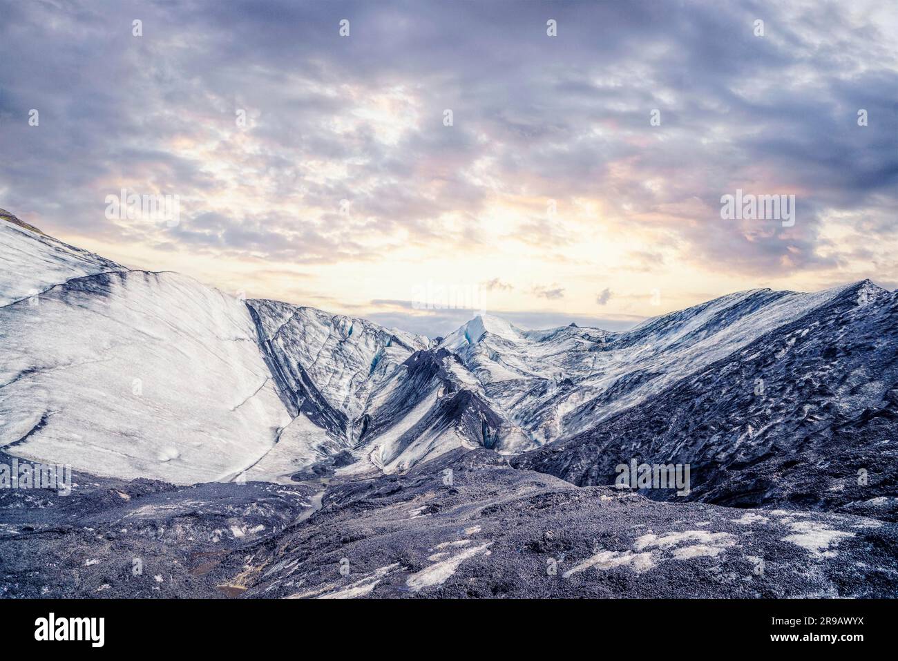 Le glacier de Solheimajokull en Islande dans un beau coucher de soleil dans un paysage étonnant Banque D'Images
