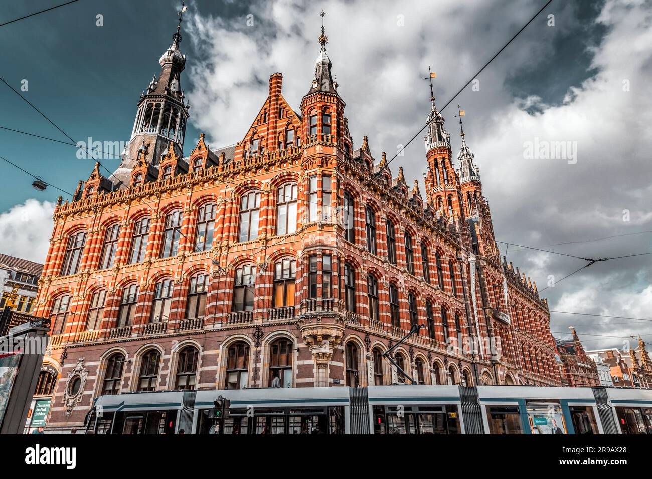 Amsterdam, pays-Bas - 14 octobre 2021 : vue sur la rue et architecture générique à Amsterdam avec des bâtiments typiques de style hollandais. Amsterdam en est un Banque D'Images