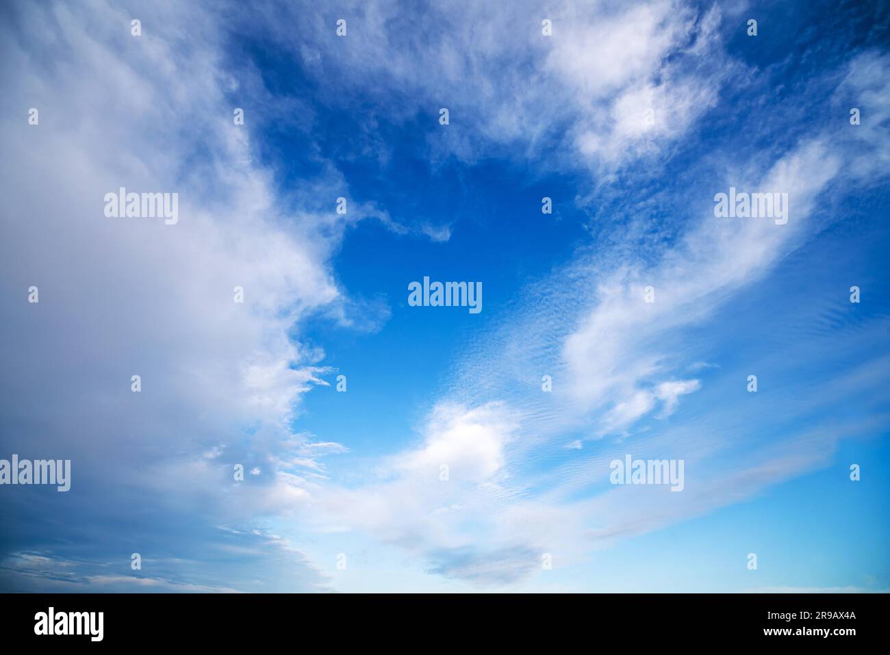 Ciel bleu avec des nuages blancs spectaculaires par temps lumineux et venteux Banque D'Images