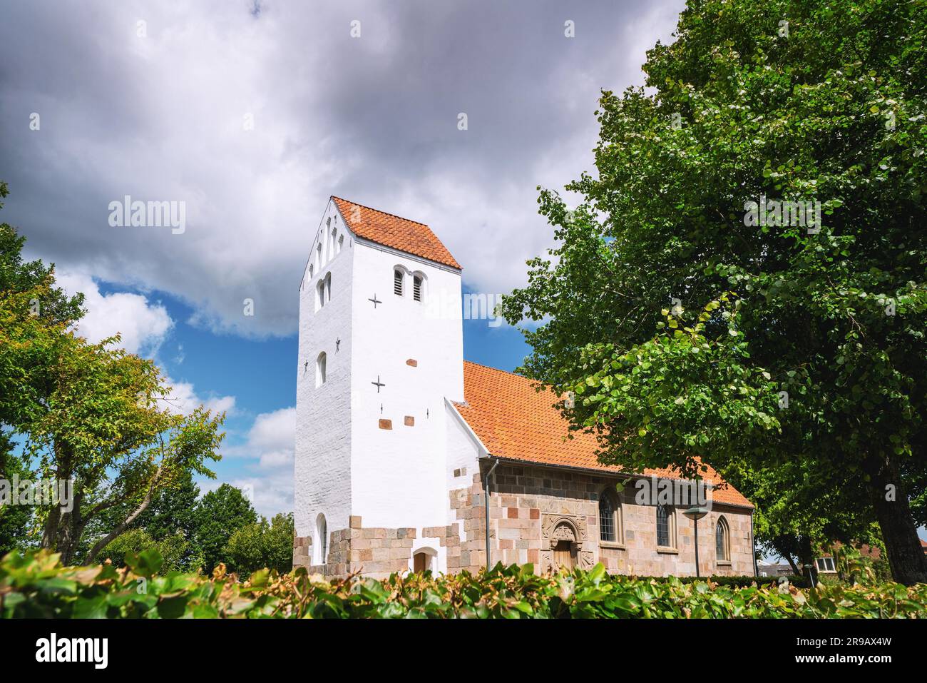 Église danoise de Stjaer à Jutland avec briques blanches et carreaux de roseau en été Banque D'Images