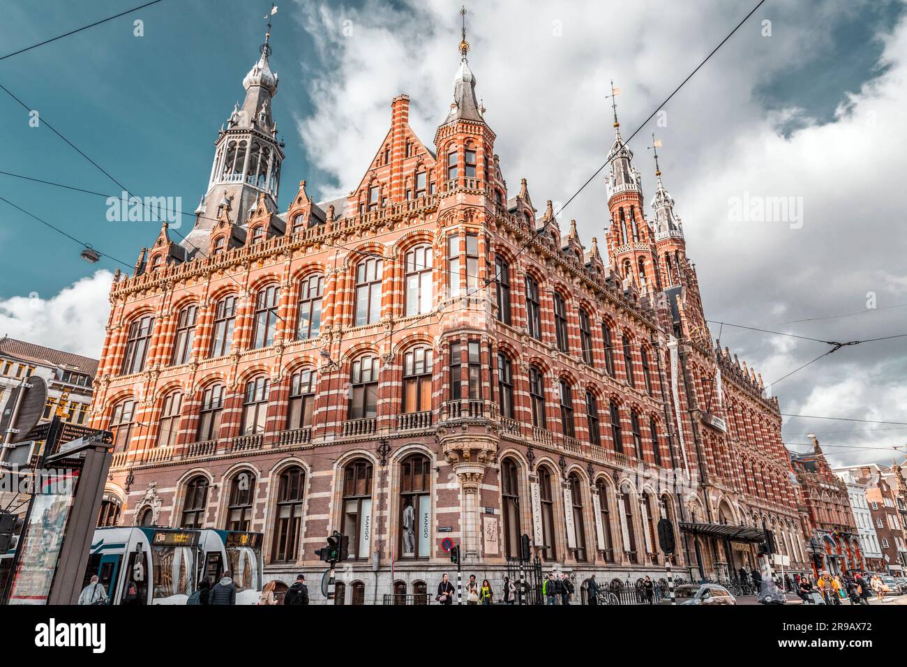 Amsterdam, pays-Bas - 14 octobre 2021 : vue sur la rue et architecture générique à Amsterdam avec des bâtiments typiques de style hollandais. Amsterdam en est un Banque D'Images