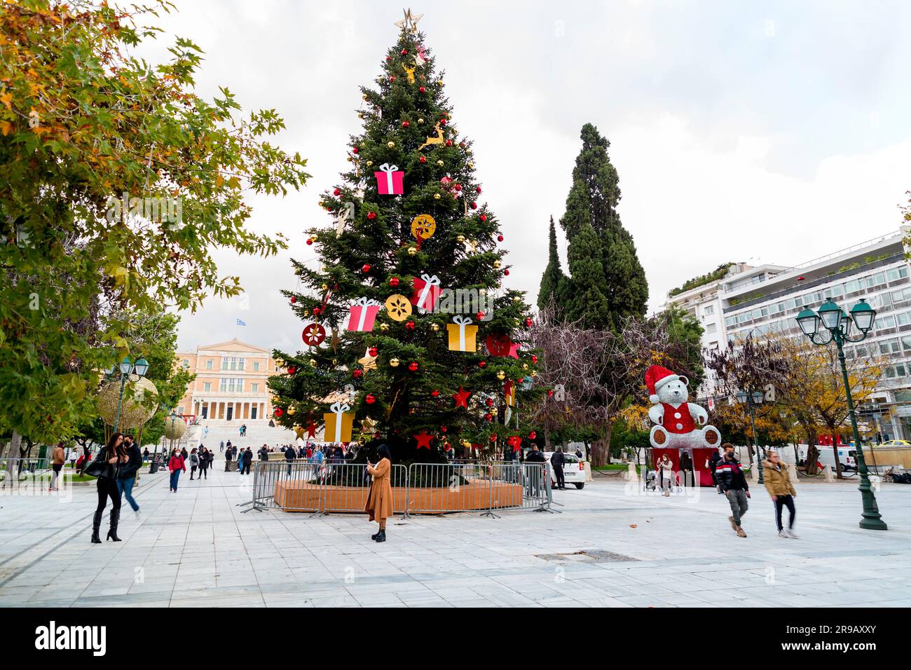 Athènes, Grèce - 24 novembre 2021 : décorations de Noël sur la place Syntagma, au centre d'Athènes, capitale grecque. Banque D'Images