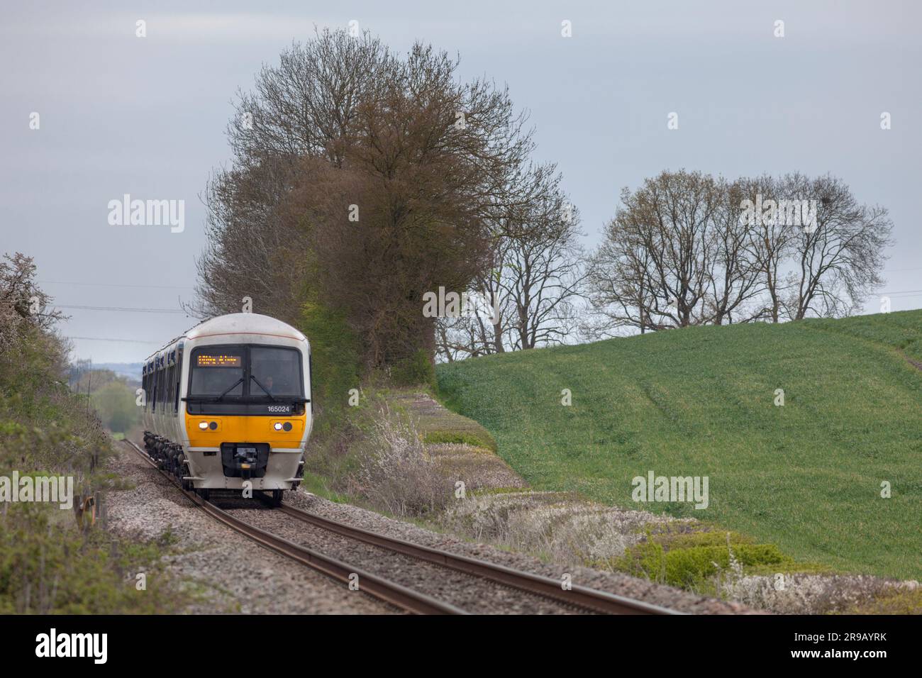 2 trains Chiltern Railways classe 165 Turbo passant par clanking dans la campagne du Buckinghamshire Banque D'Images