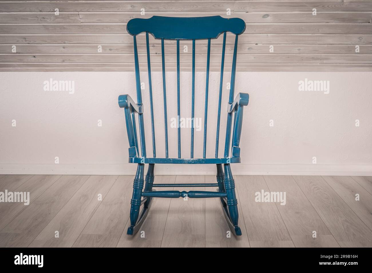 Rocking chair bleu sur un sol en bois Banque D'Images