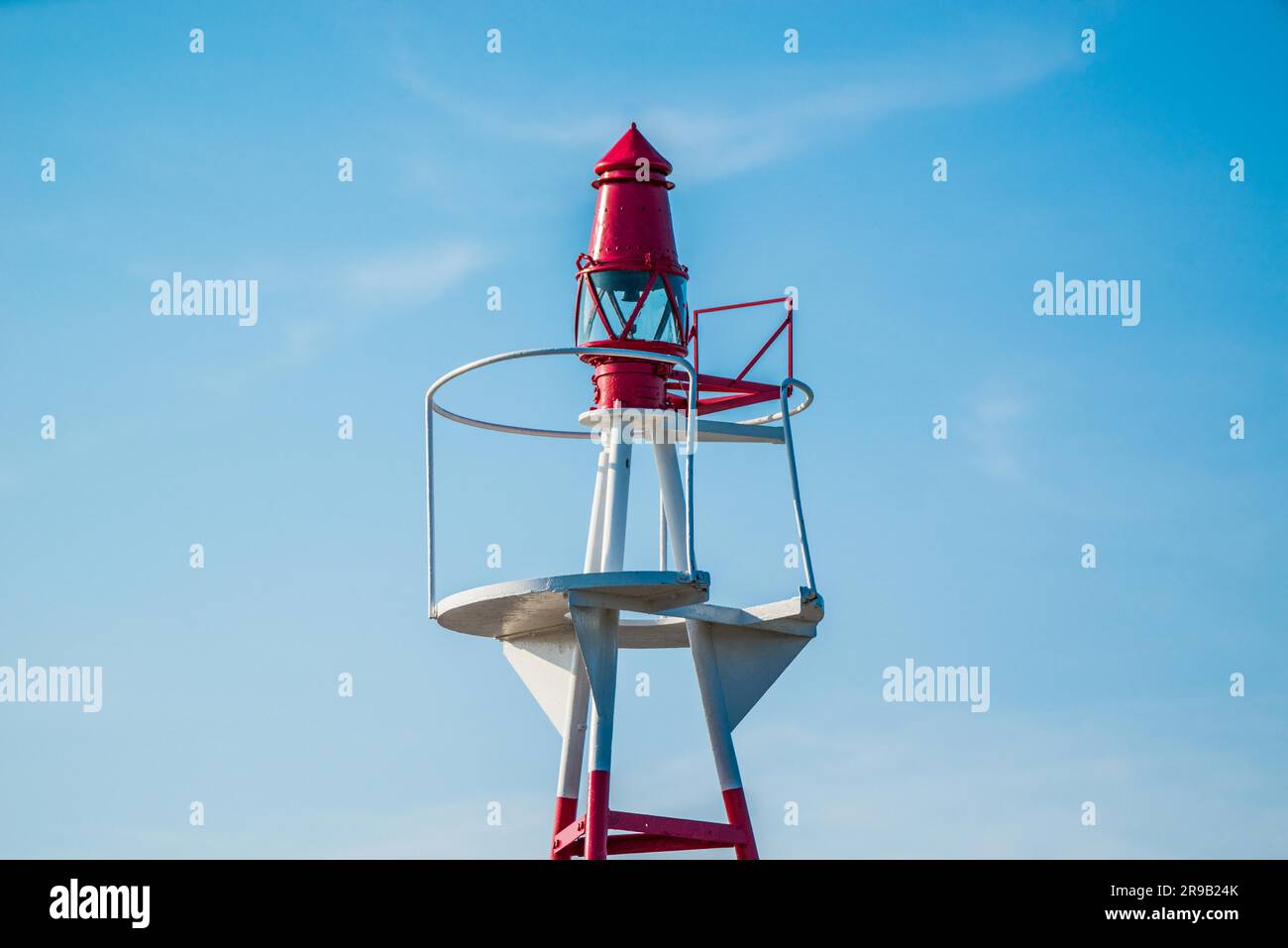 Petit phare sur ciel bleu à la lumière du jour Banque D'Images